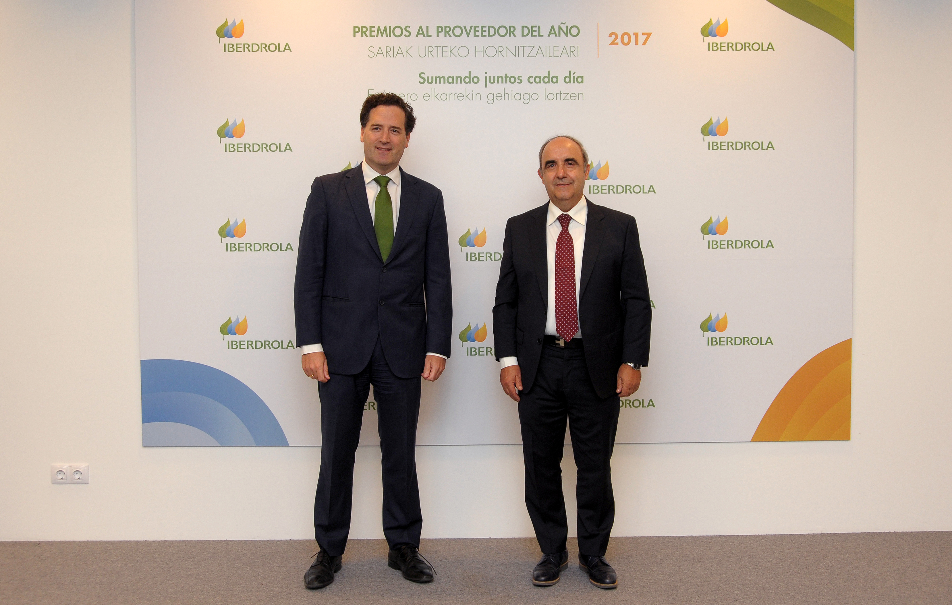 Santiago Pangua (Tesicnor izda) y Eduardo Ryan, delegado de Iberdrola en Navarra (izda.)