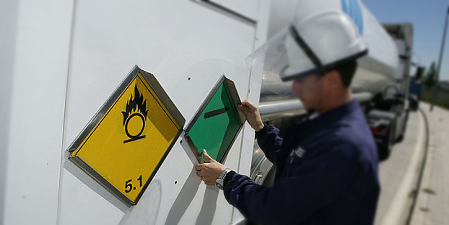 Employé qui met un panneau de signalisation