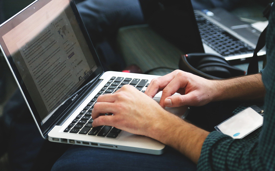 Personne faisant une formation en ligne