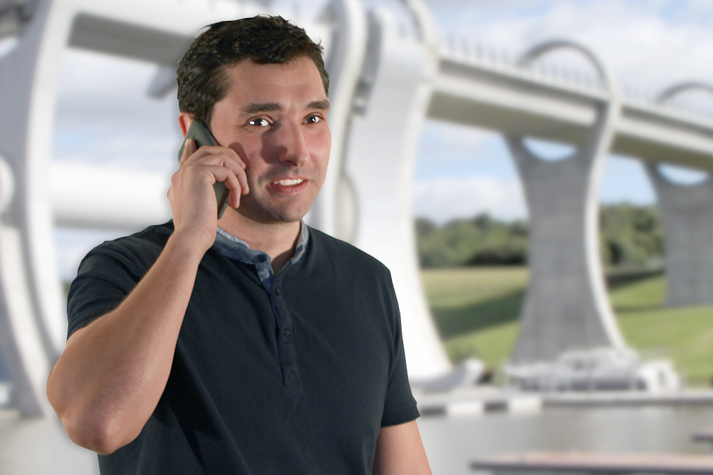responsable département ingénierie qui parle au téléphone
