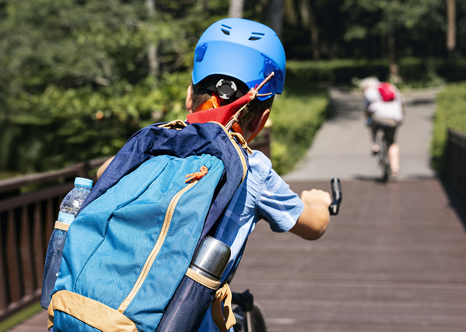 Niño de camino al colegio