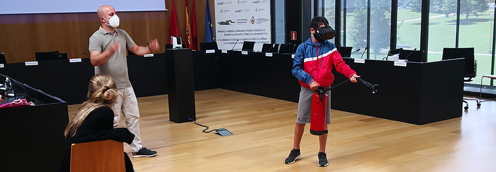 Un joven voluntario extinguiendo un incendio a través de la realidad virtual.