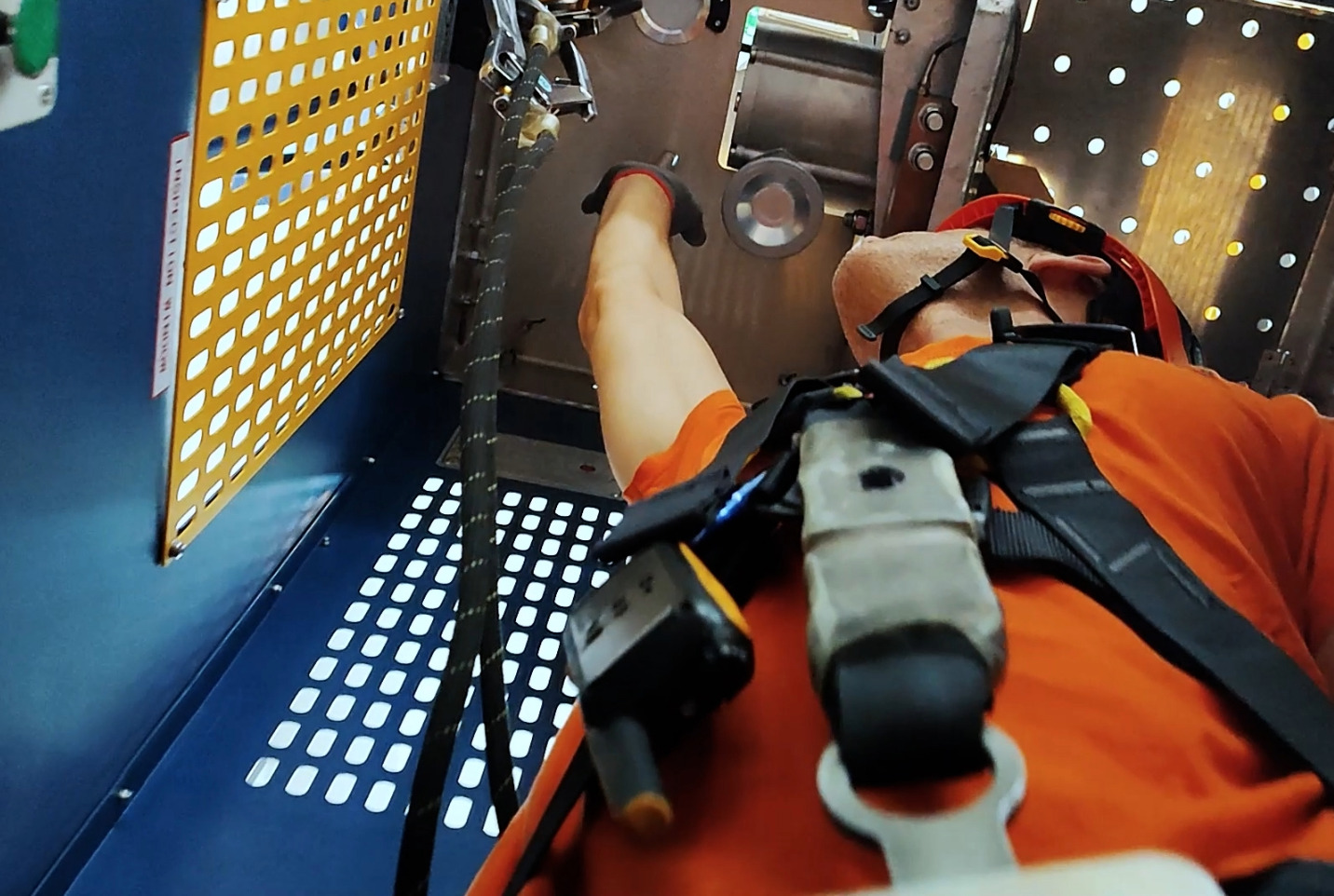 Evacuación y uso seguro del elevador Windmaster RS de 3S Lift Técnico realizando prácticas de evacuación en elevador Windmaster RS de 3S Lift durante formación especializada en Tesicnor.