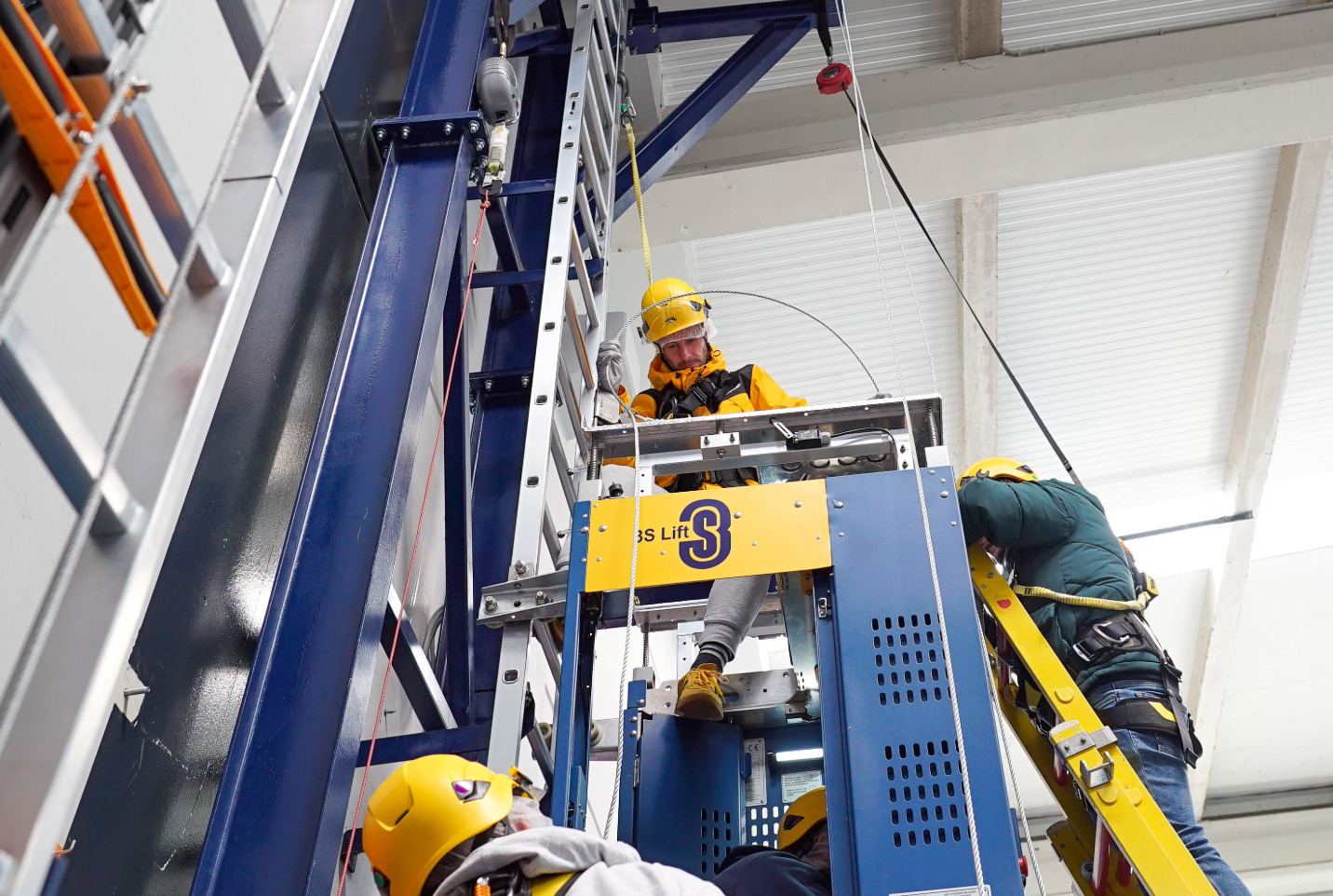 Curso de instalación de elevadores eólicos QLM – práctica en altura Formación técnica en instalación de elevadores QLM L225 3S Lift