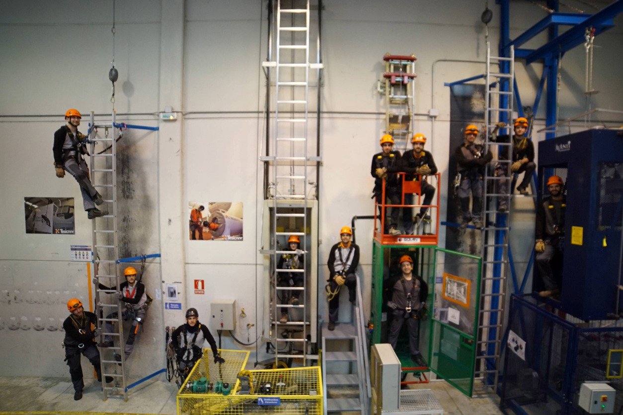 Equipo de instructores de Tesicnor en instalaciones de formación GWO para trabajos en altura y rescate en el sector eólico.