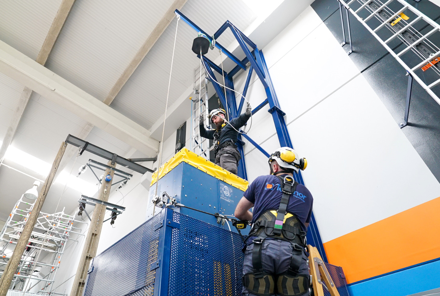 Curso de instalación del elevador Windmaster RS – Formación oficial 3S Lift Técnicos realizando la instalación del elevador Windmaster RS de 3S Lift durante una formación práctica en un centro especializado.