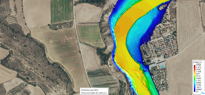 Mapa hidráulico del camping con simulación de calado del agua en una crecida del río Arga, donde los colores indican diferentes profundidades.