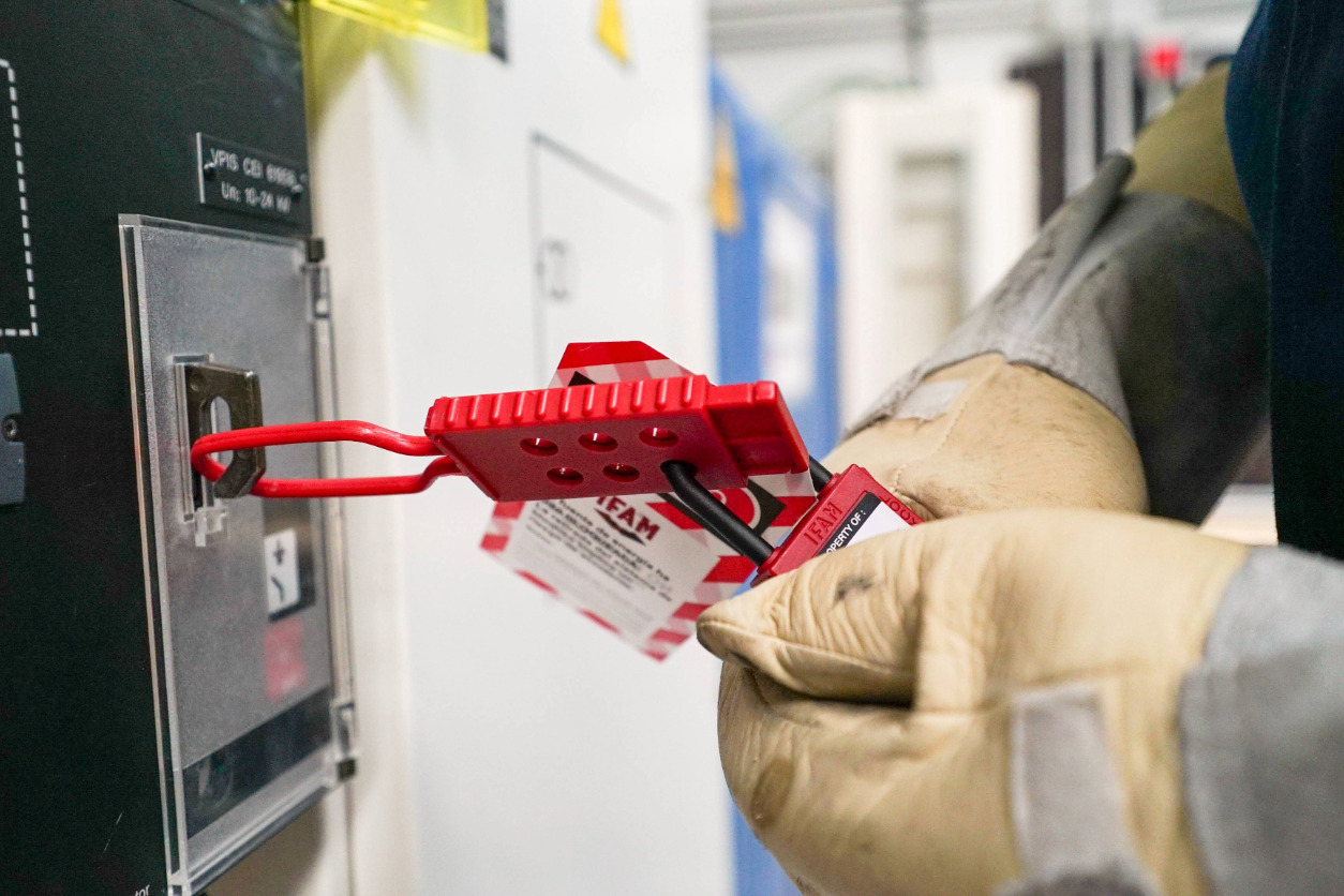 Formación práctica en consignación eléctrica con bloqueo y etiquetado