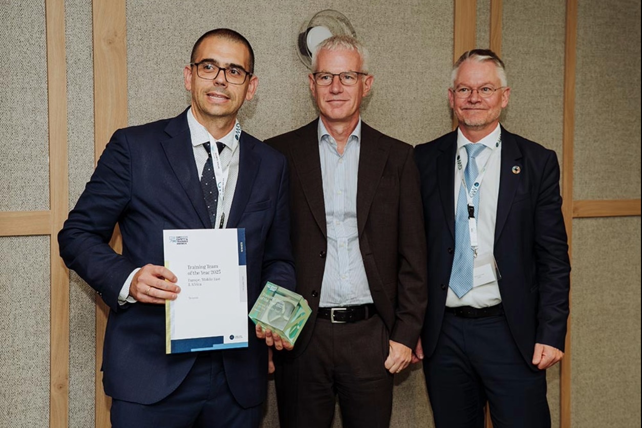 W-2-N-Team-of-year-2025-and-Young-Achiever Juan López, director de Formación de Tesicnor, junto a John Barrie, VP de Formación y Desarrollo de Vestas Wind Systems, y Jakob Lau Holst, CEO de la Global Wind Organisation, durante la entrega del premio “Training Team of the Year 2025”.
