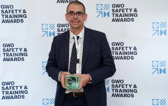 Juan López, director de Formación de Tesicnor, posa con el trofeo del premio “Training Team of the Year EMEA” durante los GWO Safety & Training Awards 2025.