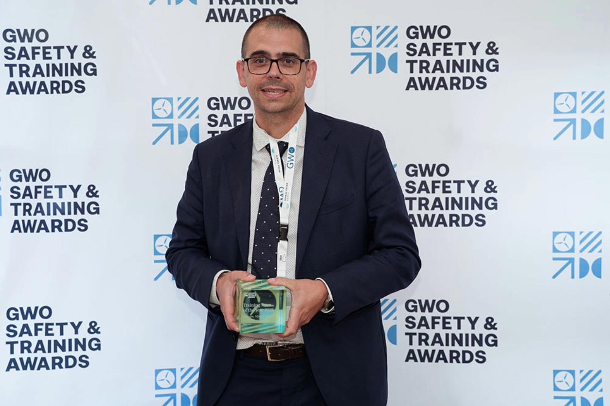 Juan López, director de Formación de Tesicnor, posa con el trofeo del premio “Training Team of the Year EMEA” durante los GWO Safety & Training Awards 2025.