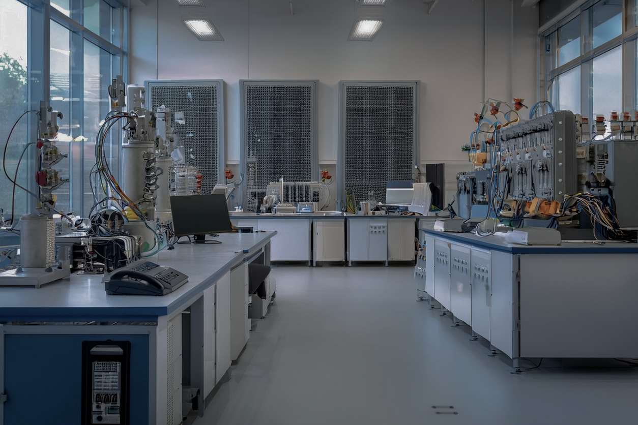 Laboratorio de alta tensión con equipos de ensayo y medición eléctrica