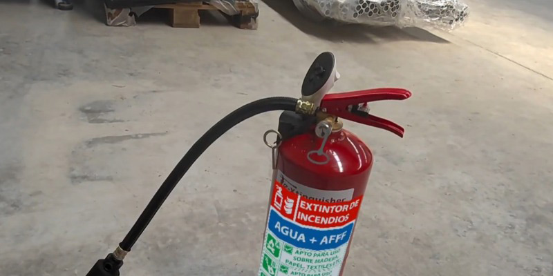 Extintor agua + AFFF para fuegos clase A en instalaciones industriales Extintor de incendios tipo agua + AFFF en entorno industrial