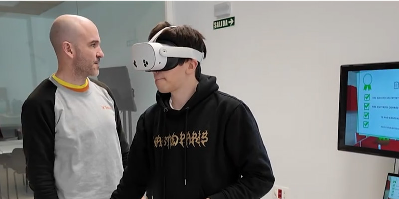 Supervisión de práctica de extinción de incendios con realidad virtual Instructor supervisando formación en realidad virtual sobre seguridad contra incendios