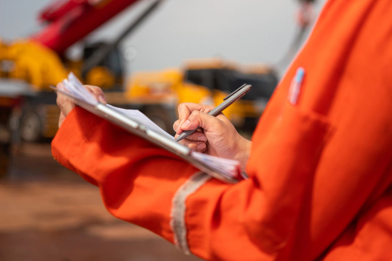 Técnicos PRL especializados en construcción. Técnico de prevención de riesgos laborales en obra con checklist de seguridad.
