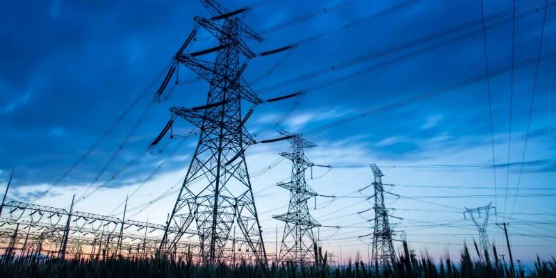 Torres de alta tensión y líneas eléctricas en red de transporte, relacionadas con formación homologada aelēc en riesgo eléctrico.