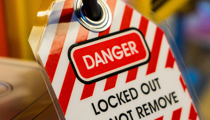 Etiqueta de seguridad Lockout Tagout (LOTO) con aviso “Danger – Locked Out” para consignación en mantenimiento industrial.