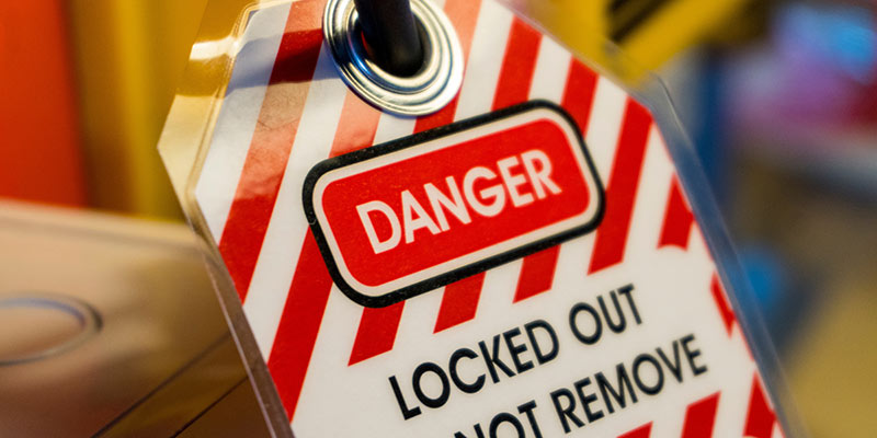 Etiqueta de seguridad Lockout Tagout (LOTO) con aviso “Danger – Locked Out” para consignación en mantenimiento industrial.
