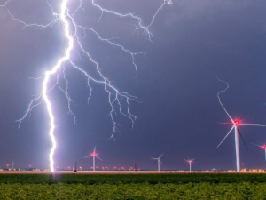 Rayos de gran intensidad impactando directamente en aerogeneradores de un parque eólico durante una tormenta eléctrica.
