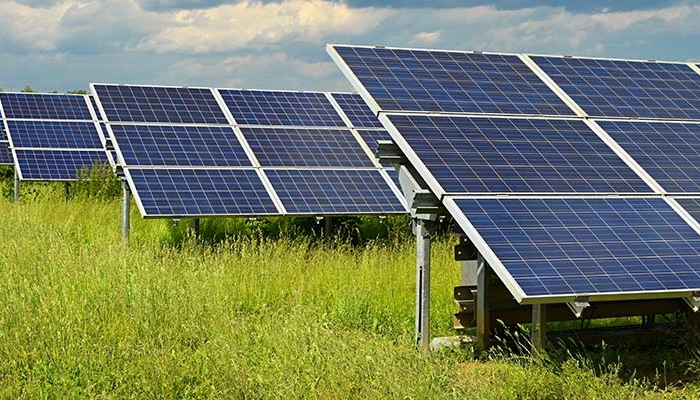 Instalación de paneles solares en planta fotovoltaica utility-scale para formación en seguridad GWO Solar First Aid con Tesicnor.