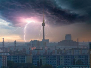 Mosaico de cuatro imágenes que muestra rayos afectando a una zona urbana, vías de tren, un puerto marítimo y una planta de energía.